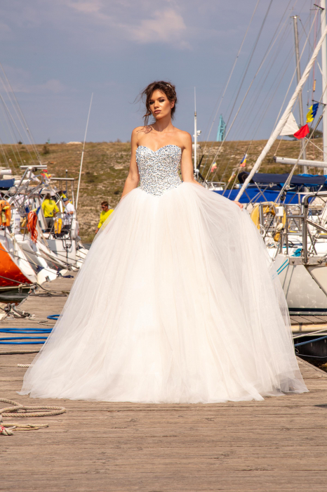 Ceris- Crystal-embellished ball gown [2]
