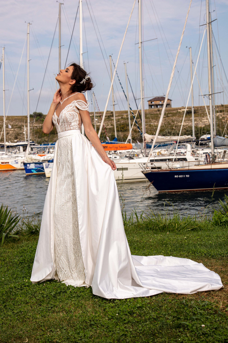Chandelier- Fitted wedding dress with detachable satin train [5]