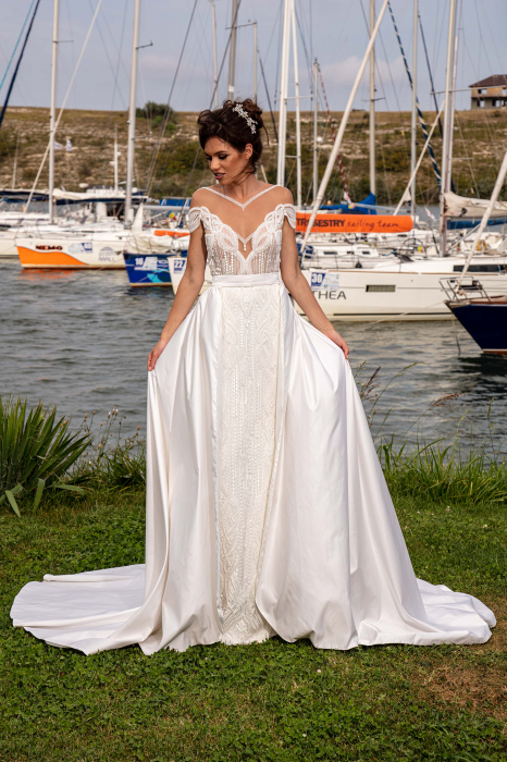 Chandelier- Fitted wedding dress with detachable satin train [4]