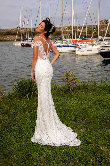 Chandelier- Fitted wedding dress with detachable satin train [6]