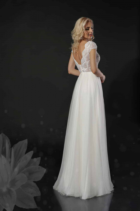 Soft tulle and lace wedding dress [3]