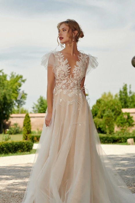 Dominique- Romantic lace and feathers wedding dress [5]