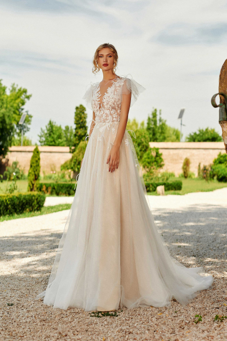 Dominique- Romantic lace and feathers wedding dress [2]