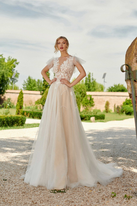 Dominique- Romantic lace and feathers wedding dress [3]