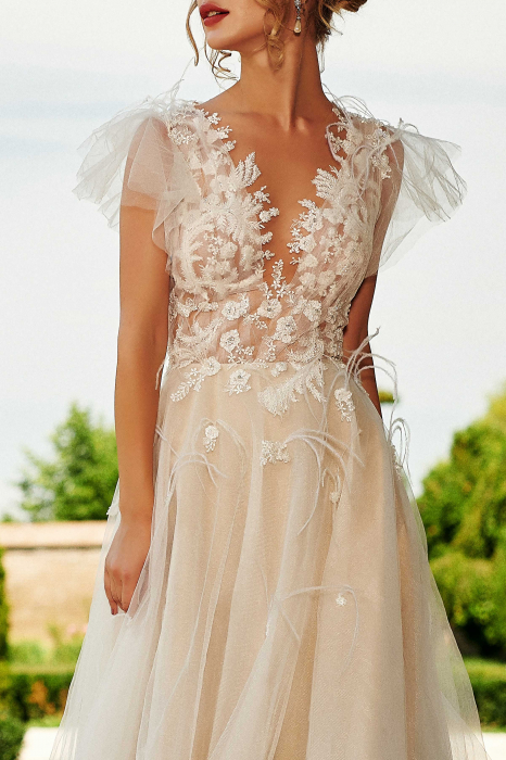 Dominique- Romantic lace and feathers wedding dress [4]