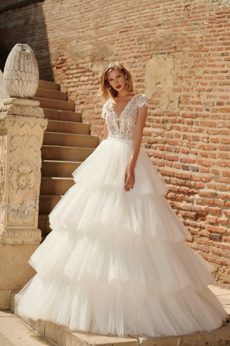 Luxurious Tiered Ball Gown Wedding Dress [2]