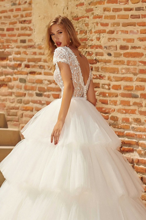 Luxurious Tiered Ball Gown Wedding Dress [5]