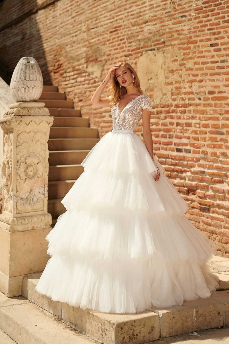 Luxurious Tiered Ball Gown Wedding Dress [3]