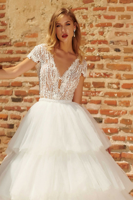 Luxurious Tiered Ball Gown Wedding Dress [6]