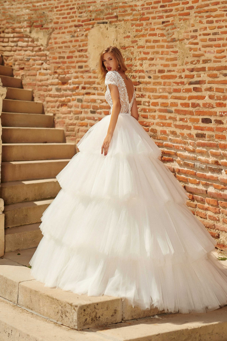 Luxurious Tiered Ball Gown Wedding Dress [4]