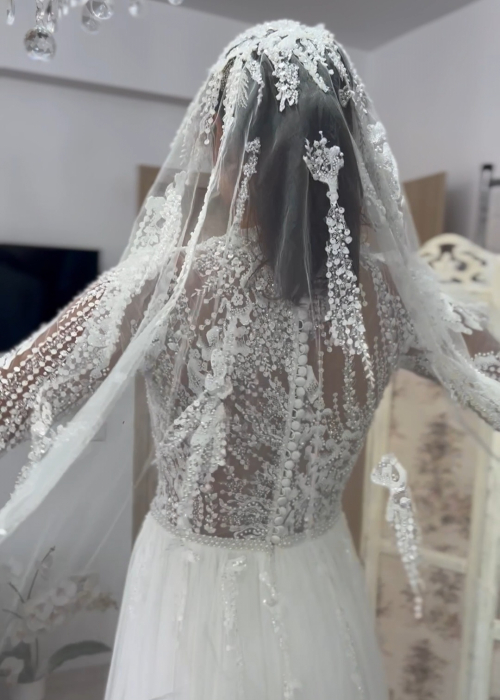Long bridal veil with beaded lace accents [7]