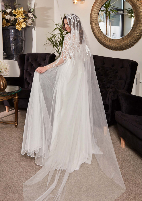Long bridal veil with beaded lace accents [5]