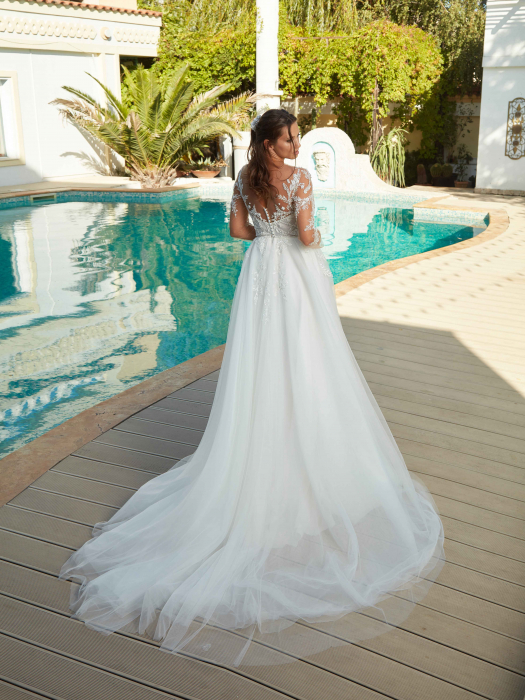 A line wedding dress with long sleeves [8]