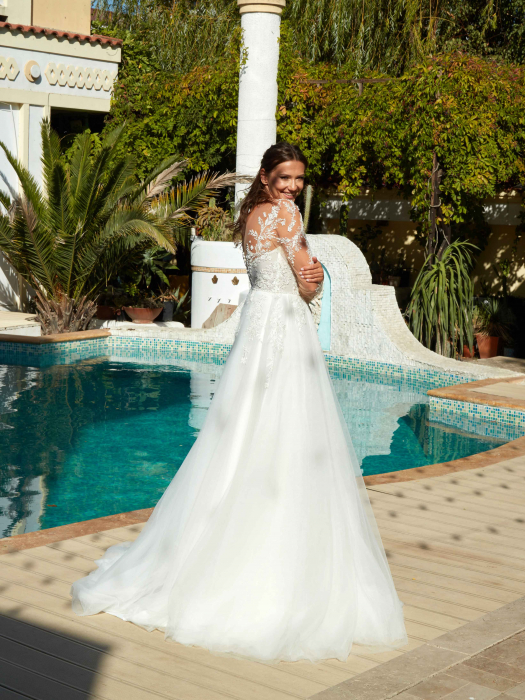 A line wedding dress with long sleeves [3]