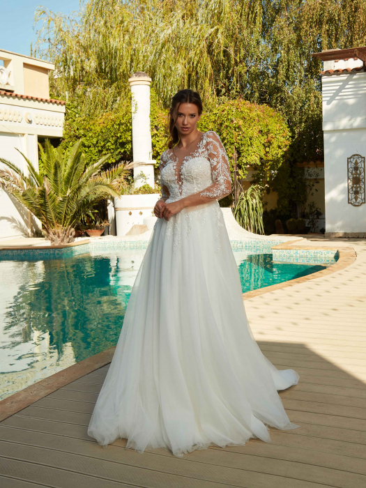 A line wedding dress with long sleeves [4]