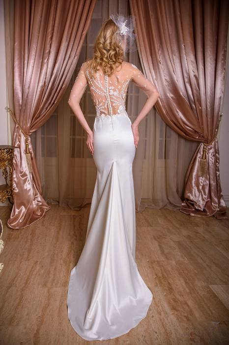 ELEGANT FITTED FLORAL LACE WEDDING DRESS [3]