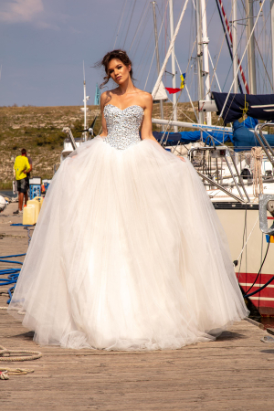 Ceris- Crystal-embellished ball gown [2]