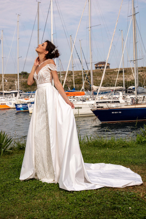 Chandelier- Fitted wedding dress with detachable satin train [4]