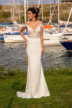 Chandelier- Fitted wedding dress with detachable satin train