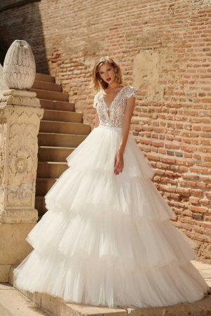 Luxurious Tiered Ball Gown Wedding Dress [1]
