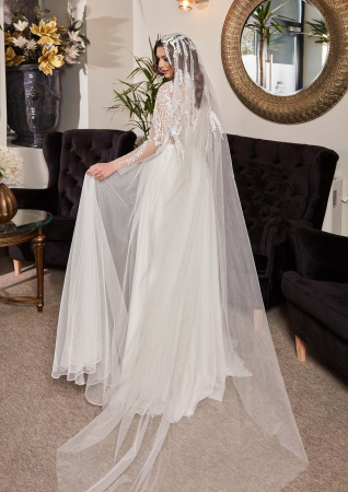 Long bridal veil with beaded lace accents [4]