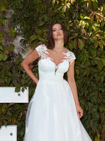 Under $1000 - A-line lace wedding gown