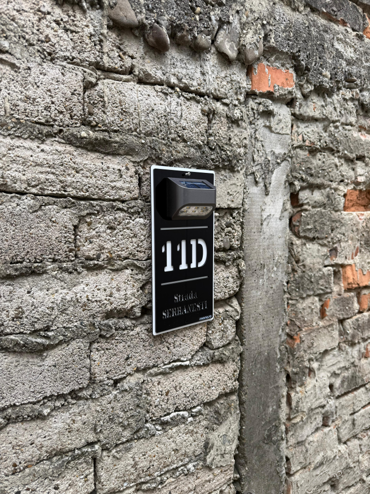 Plăcuță adresă casă din alucobond alb și plexiglas negru cu lumină solară – personalizată cu număr și adresă vizibile zi și noapte. [3]