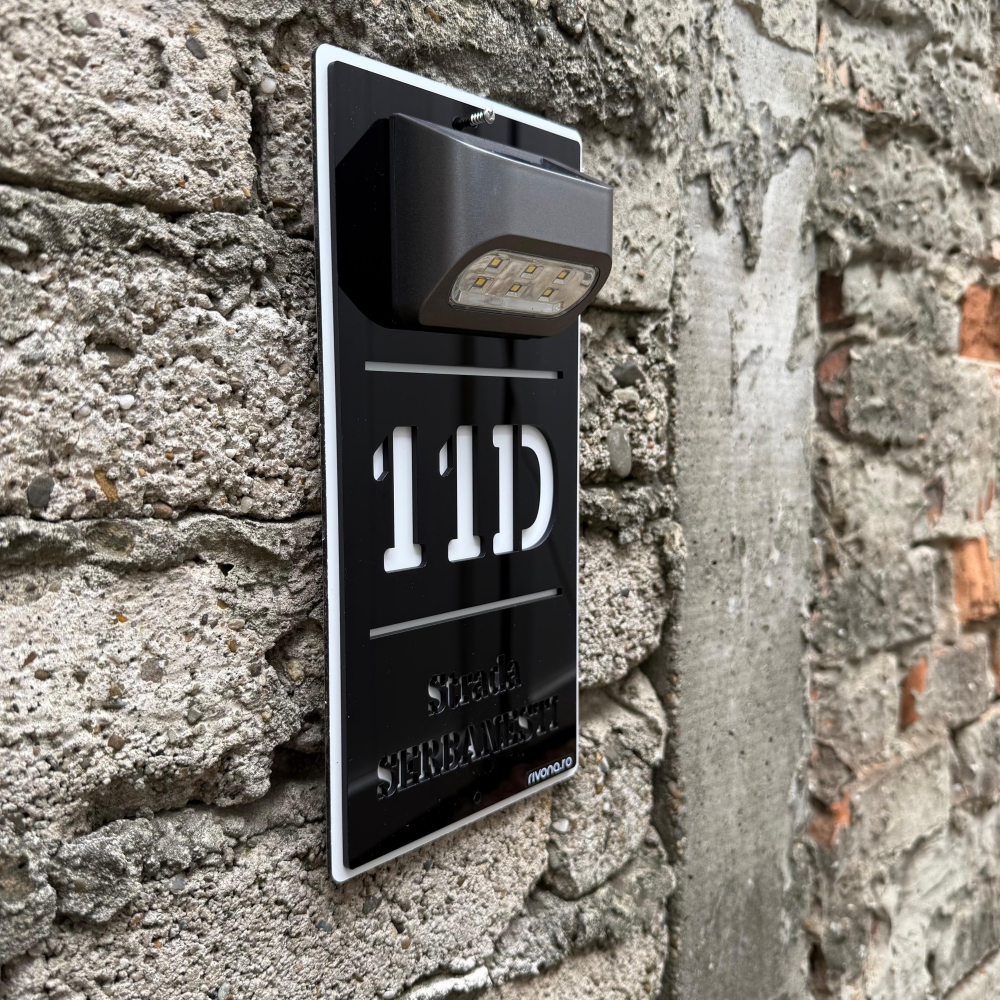 Plăcuță adresă casă din alucobond alb și plexiglas negru cu lumină solară – personalizată cu număr și adresă vizibile zi și noapte. [4]