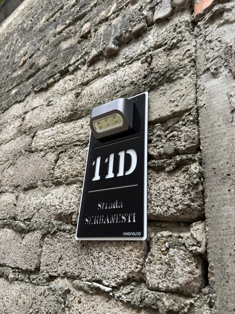 Plăcuță adresă casă din alucobond alb și plexiglas negru cu lumină solară – personalizată cu număr și adresă vizibile zi și noapte. [2]