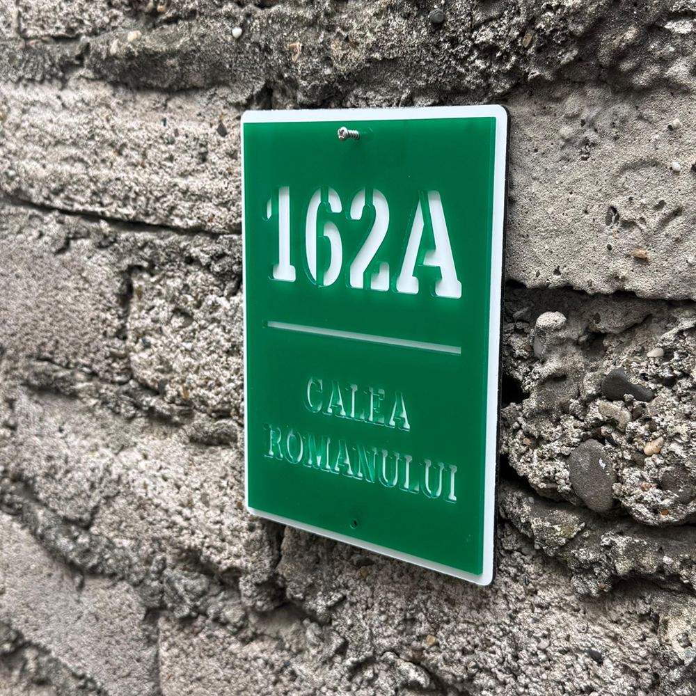 Plăcuță adresă casă din alucobond și plexiglas, personalizată cu număr și adresă, design modern pentru exterior. [1]