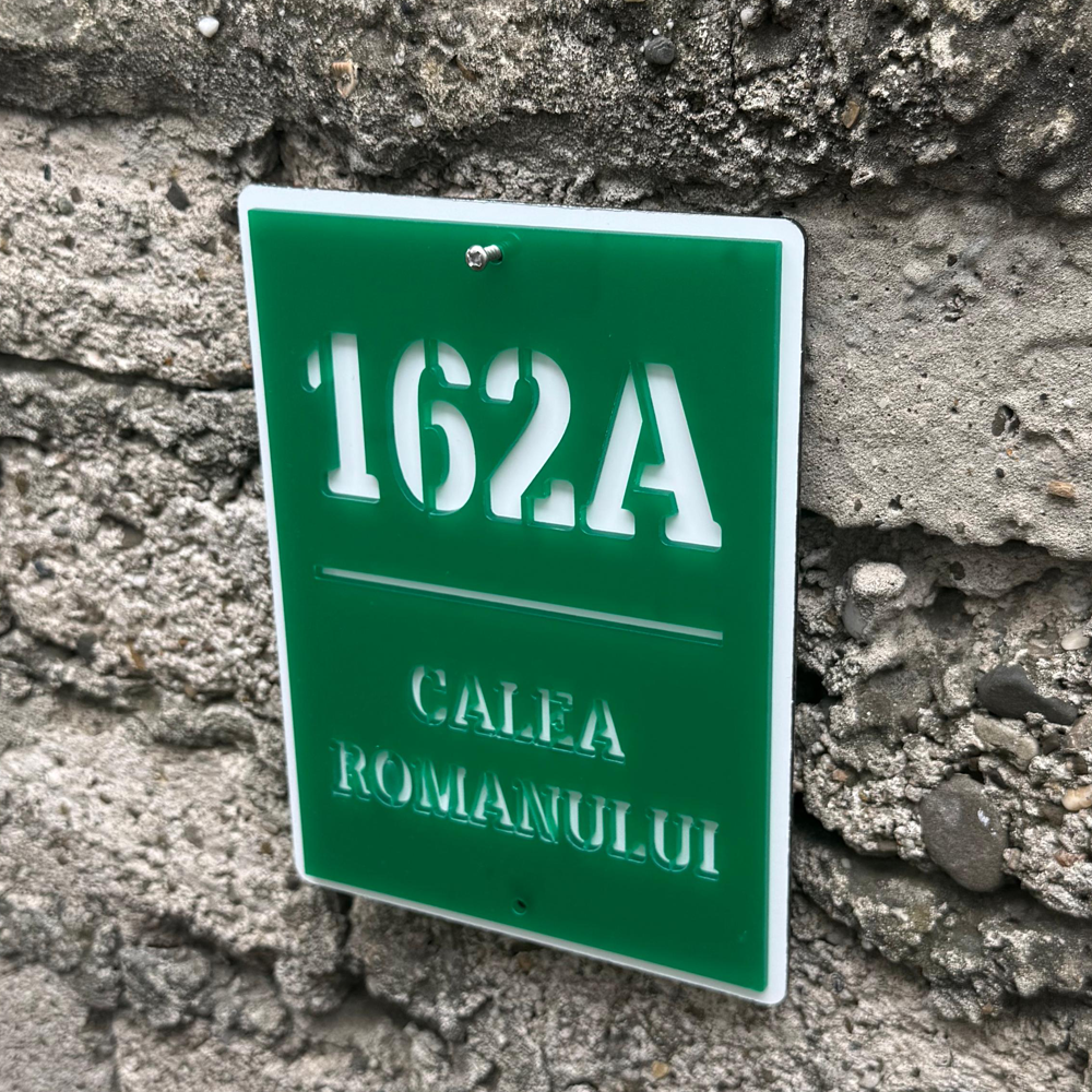 Plăcuță adresă casă din alucobond și plexiglas, personalizată cu număr și adresă, design modern pentru exterior. [2]