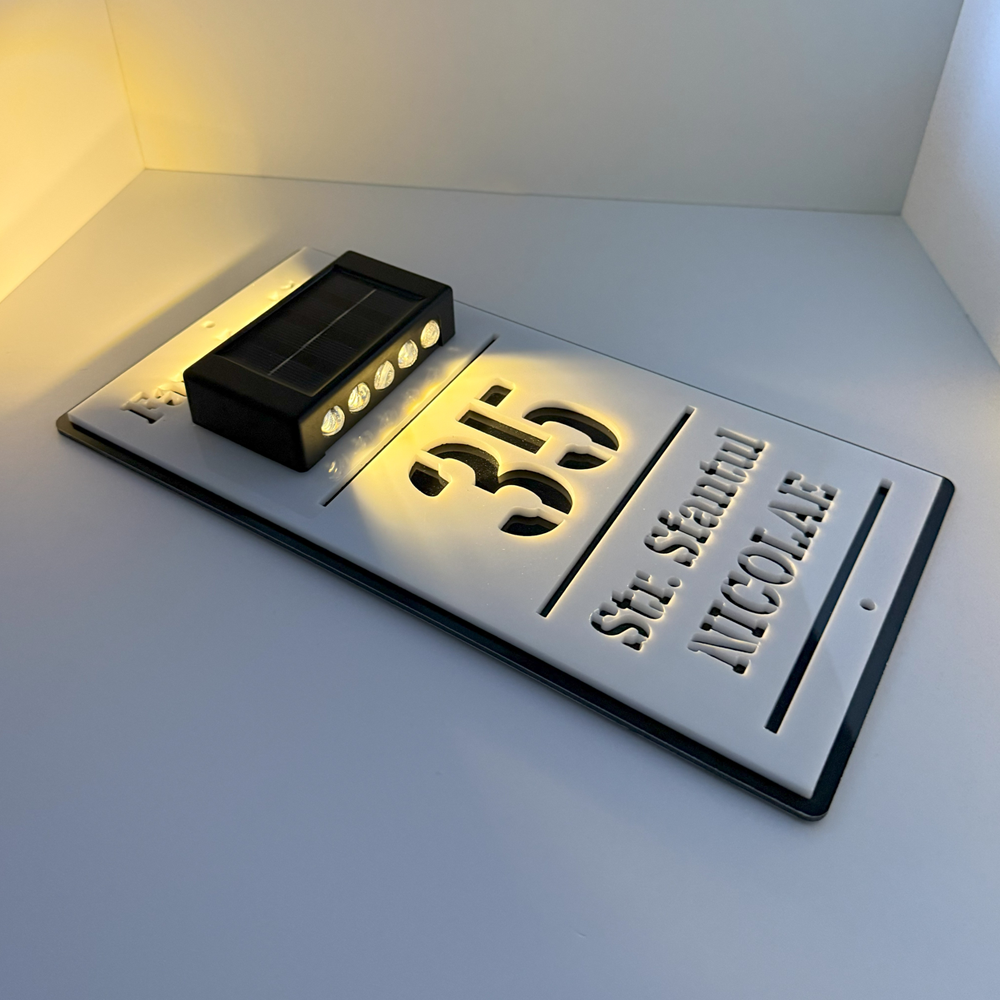 Plăcuță adresă casă din alucobond negru și plexiglas alb cu lumină solară bidirecțională, personalizată cu număr și adresă, design modern. [1]
