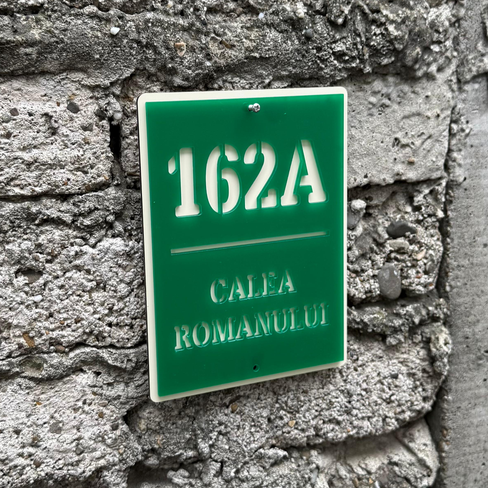 Plăcuță adresă casă din alucobond și plexiglas, personalizată cu număr și adresă, design modern pentru exterior. [6]