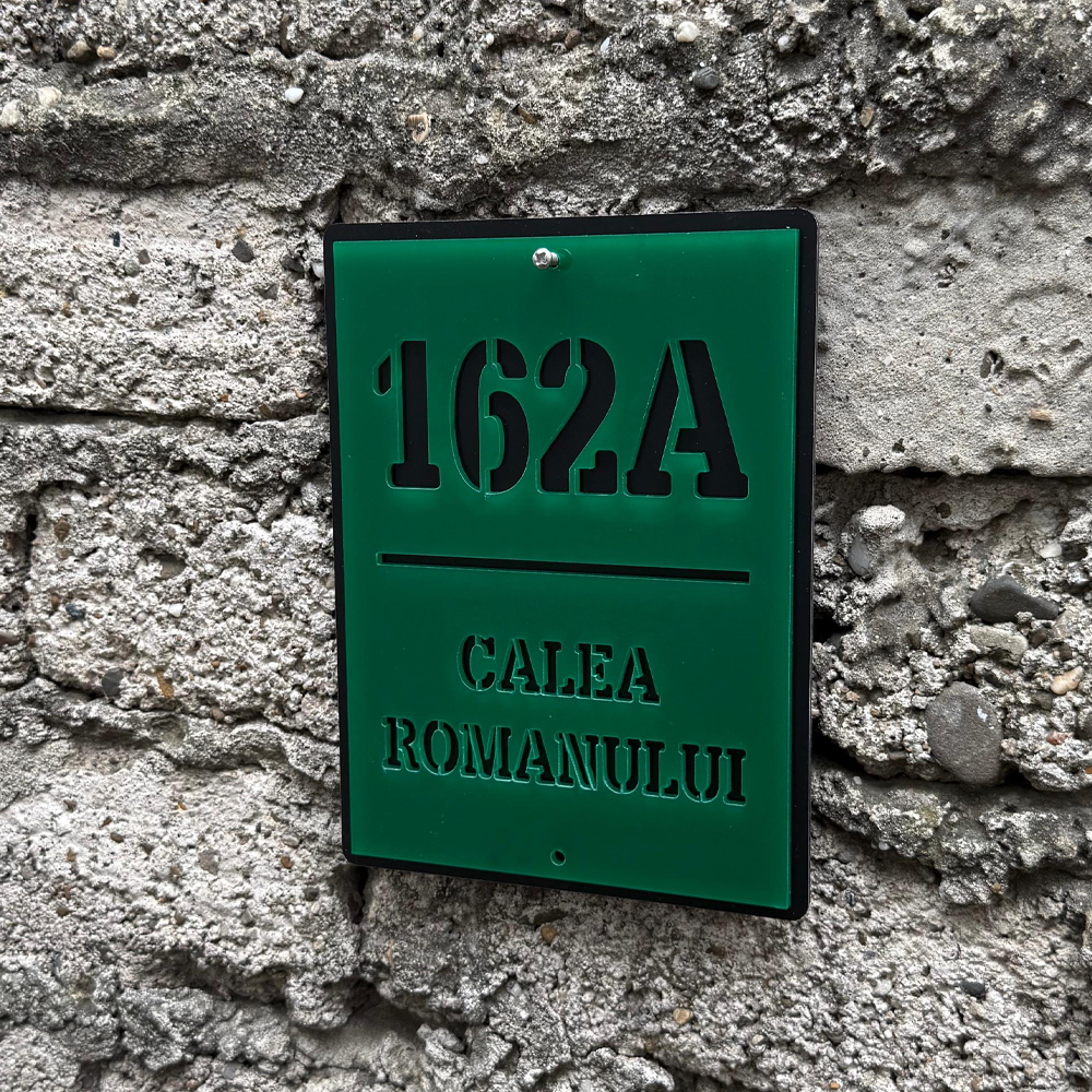 Plăcuță adresă casă din alucobond și plexiglas, personalizată cu număr și adresă, design modern pentru exterior. [4]
