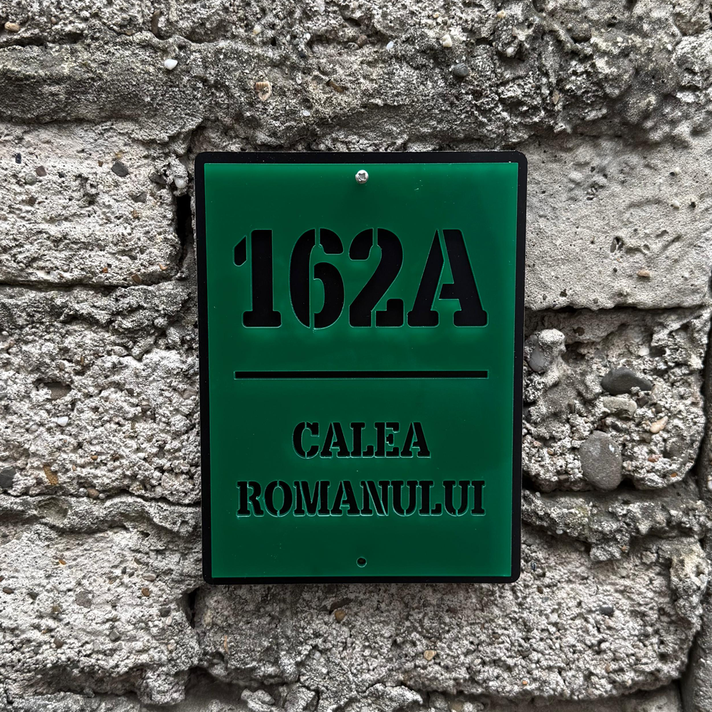 Plăcuță adresă casă din alucobond și plexiglas, personalizată cu număr și adresă, design modern pentru exterior. [5]