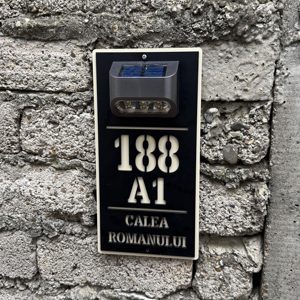 Plăcuță adresă casă din alucobond crem și plexiglas negru mat cu lumină solară – personalizată cu număr și adresă vizibile zi și noapte. [2]