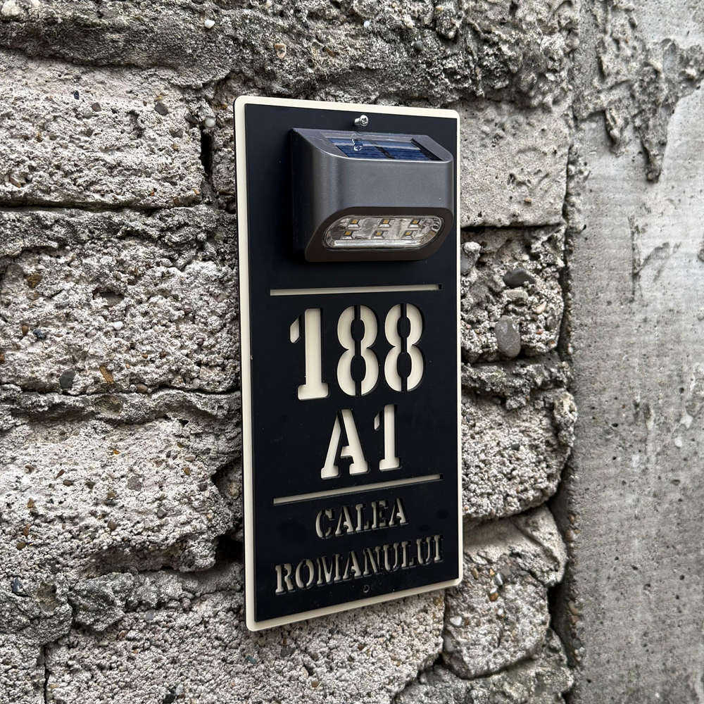 Plăcuță adresă casă din alucobond crem și plexiglas negru mat cu lumină solară – personalizată cu număr și adresă vizibile zi și noapte. [3]