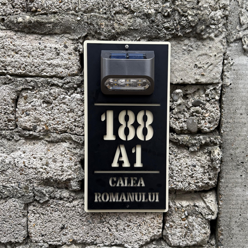 Plăcuță adresă casă din alucobond crem și plexiglas negru mat cu lumină solară – personalizată cu număr și adresă vizibile zi și noapte. [1]