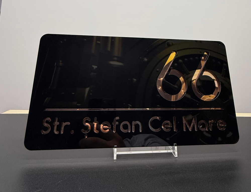 placuta-adresa-rose-gold-plexiglass-negru-decupat.jpg [3]