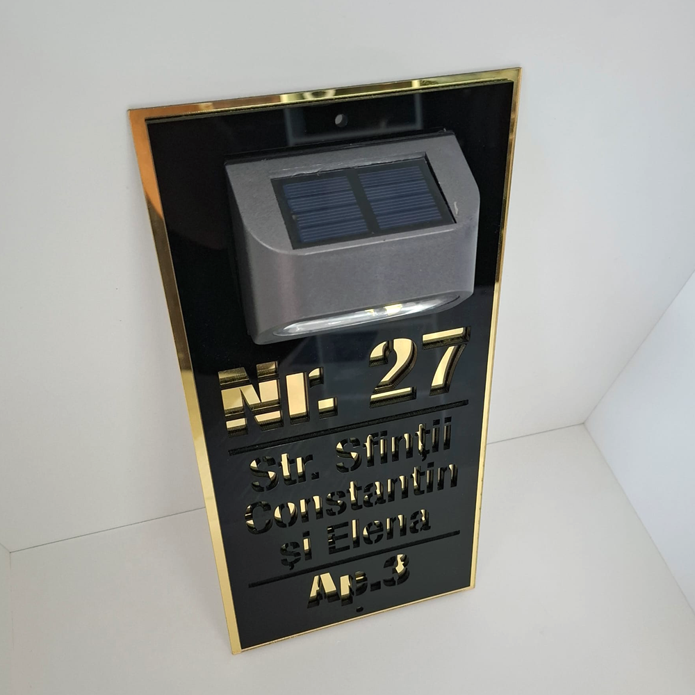 Plăcuță adresă casă cu lumină solară, realizată din plexiglas negru și auriu cu text decupat laser. [2]