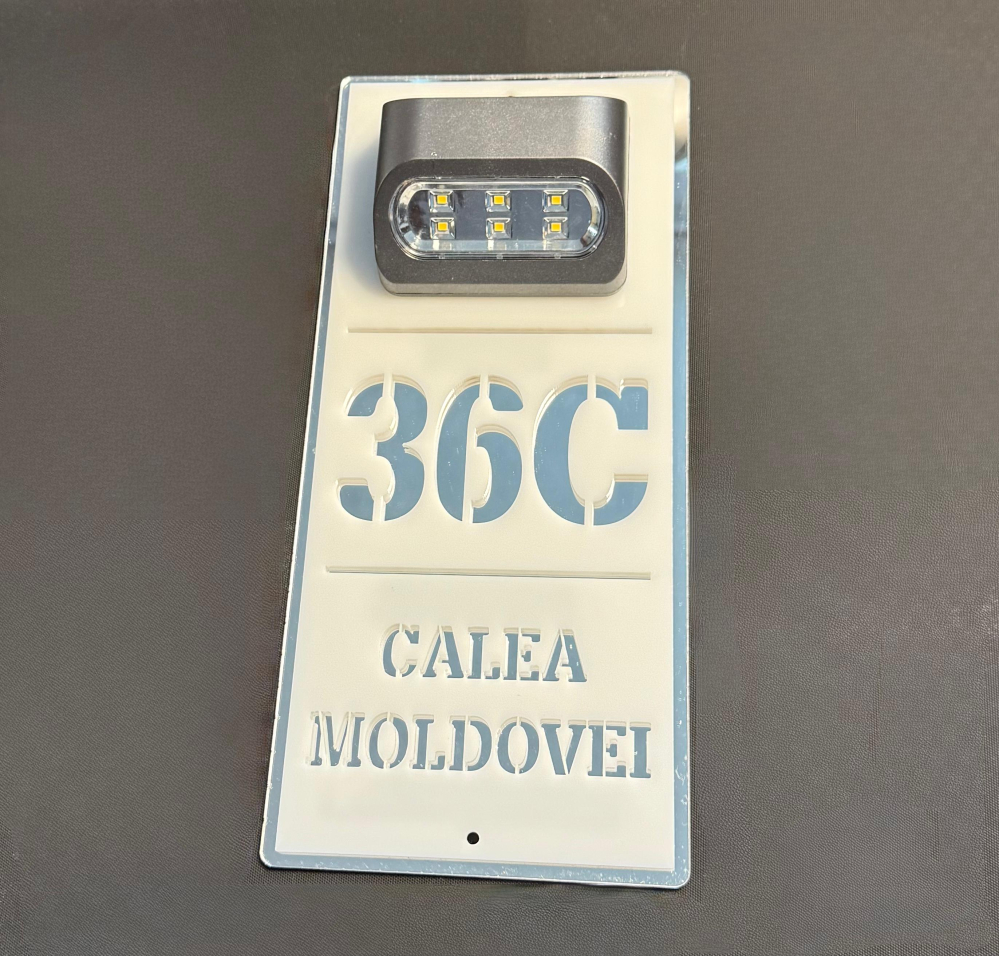 Plăcuță adresă casă albă cu detalii argintii și lumină solară – număr stradal personalizat, vizibil pe timp de noapte. [4]