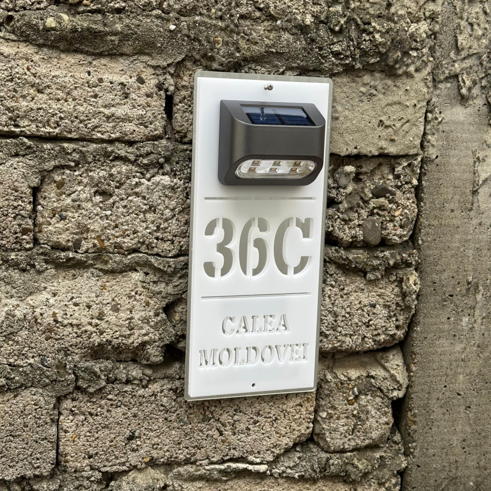 Plăcuță adresă casă albă cu detalii argintii și lumină solară – număr stradal personalizat, vizibil pe timp de noapte. [2]