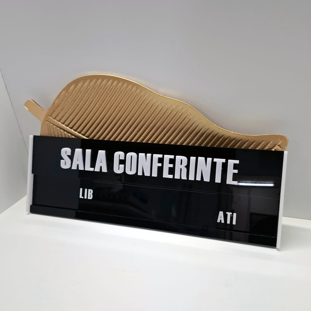 Plăcuță sală de conferințe din plexiglas negru cu text alb și indicator culisant liber/ocupat. [1]