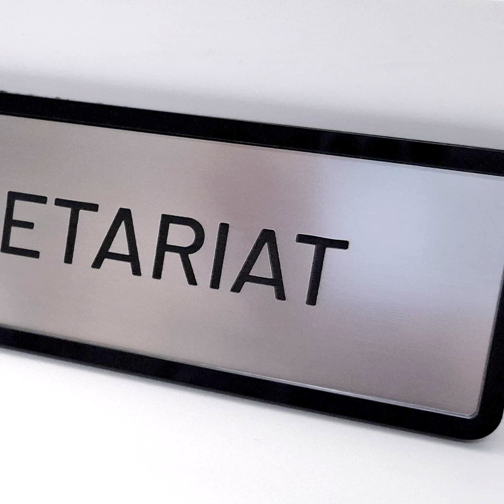 Plăcuță ușă din plexiglas negru cu buzunar și inserție ABS gri / auriu periat gravată cu text personalizat [2]