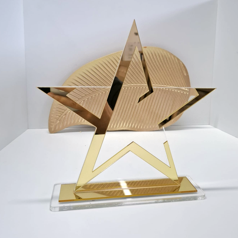 Trofeu în formă de stea din plexiglas transparent cu elemente aurii – premiu elegant personalizat [1]