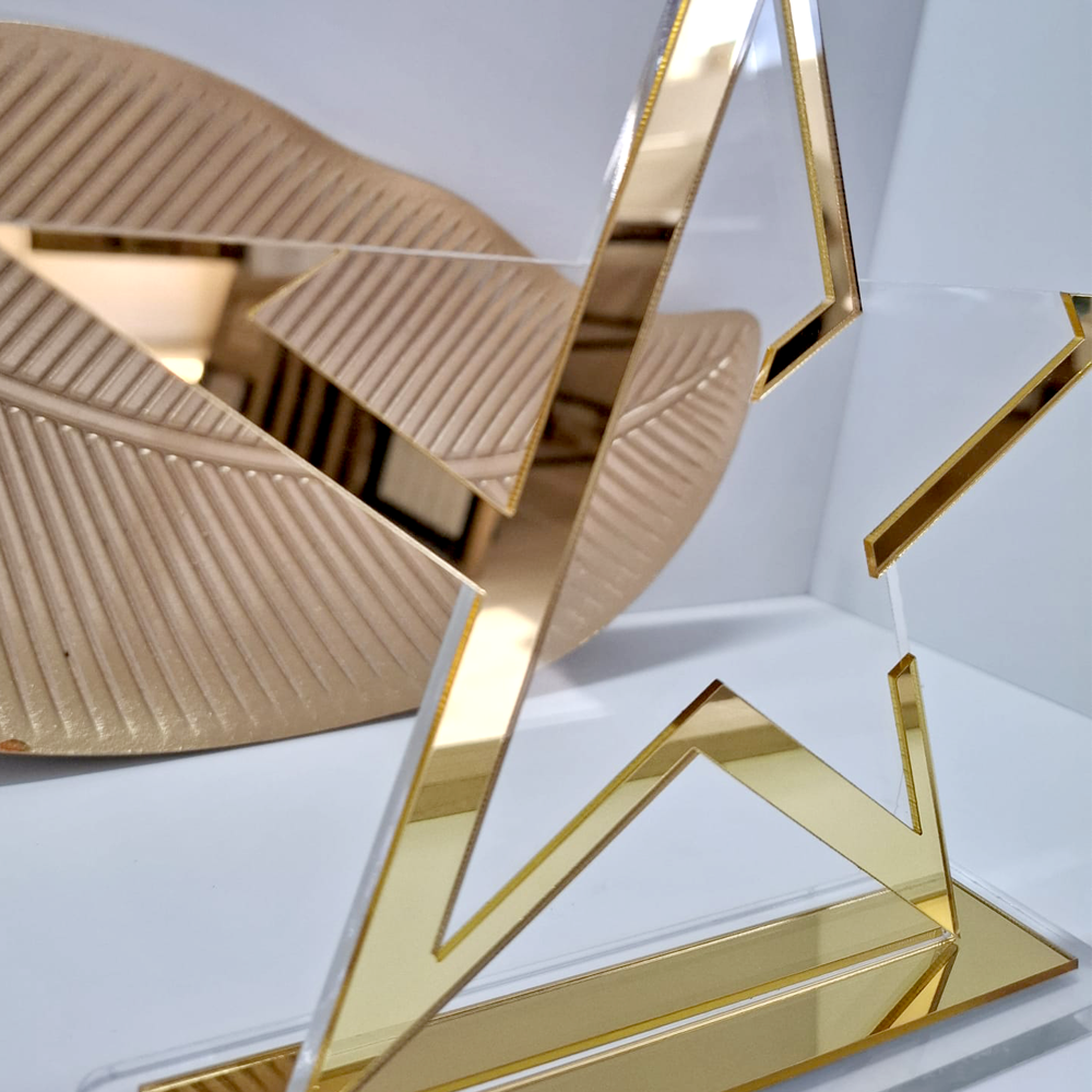 Trofeu în formă de stea din plexiglas transparent cu elemente aurii – premiu elegant personalizat [2]