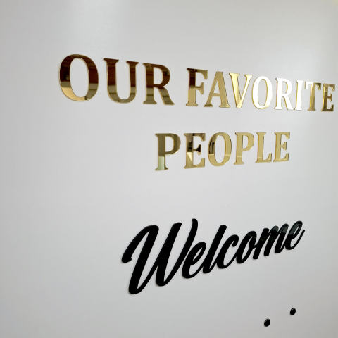 Panou bun venit personalizat pentru nuntă cu lista invitaților și așezarea la mese [2]