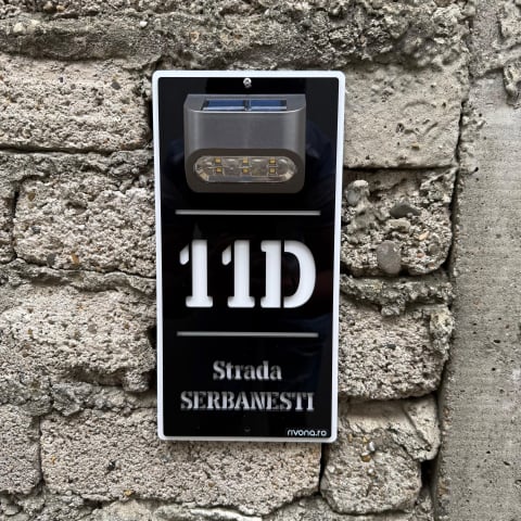 Plăcuțe casă personalizate - Plăcuță adresă casă din alucobond alb și plexiglas negru cu lumină solară – personalizată cu număr și adresă vizibile zi și noapte.