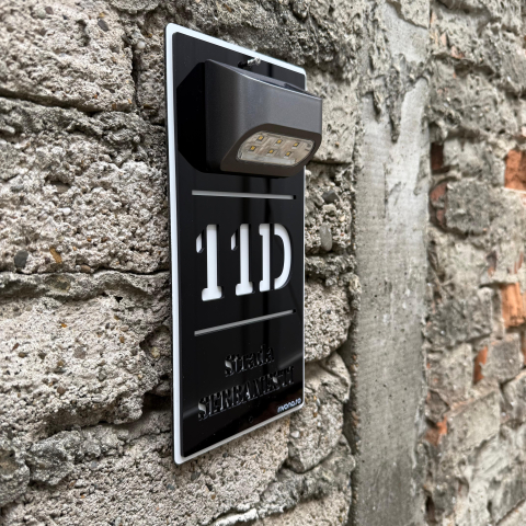 Plăcuță adresă casă din alucobond alb și plexiglas negru cu lumină solară – personalizată cu număr și adresă vizibile zi și noapte. [3]