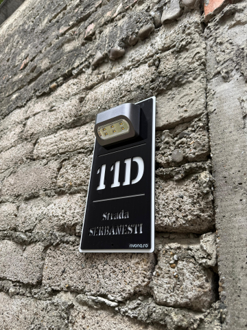 Plăcuță adresă casă din alucobond alb și plexiglas negru cu lumină solară – personalizată cu număr și adresă vizibile zi și noapte. [1]